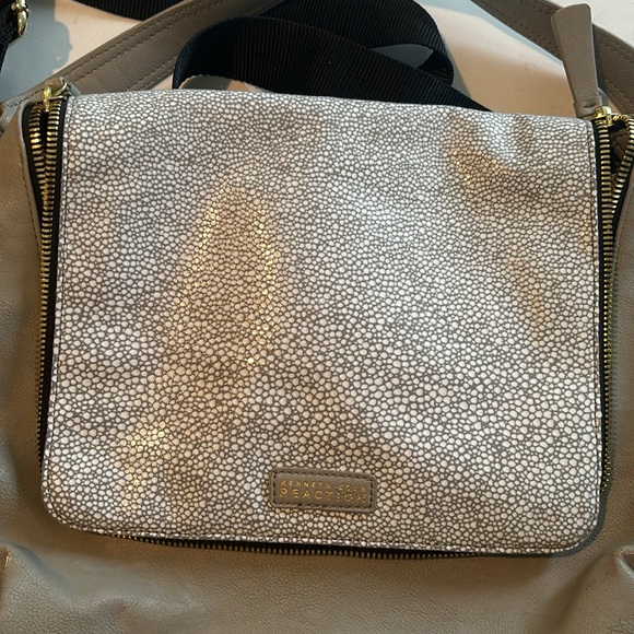 Kenneth Cole reaction nwt damaged messenger bag, gray PVC shoulder strap handle - Picture 13 of 16
